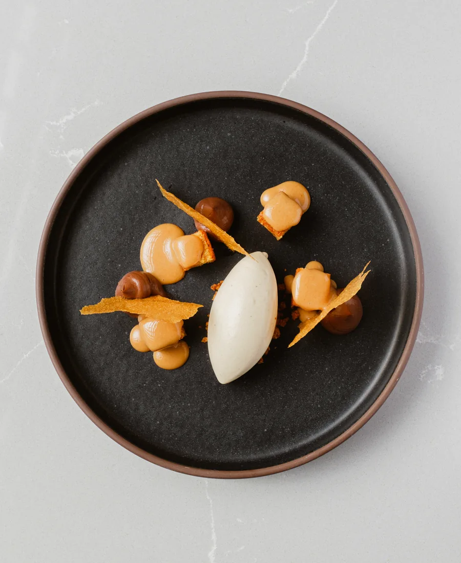 Postre emplatado en AQUA Restaurante